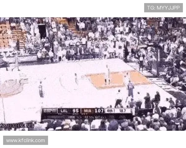 [流言板]媒体晒花絮：这个球迷把握机会，场边一把抱住了詹姆斯25亮97回复.